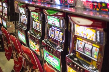 Live Roulette table with dealer and wheel at astonbet alternatif
